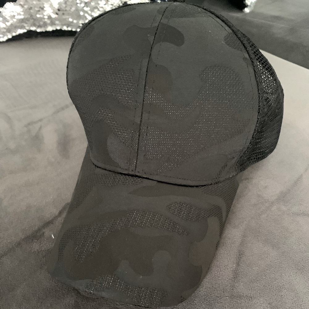 Women’s black camo pony tail trucker hat. NWOT